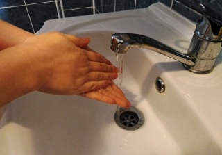 EXCLUSIV: Dermatita de contact, afecțiunea cauzată de prea mult dezinfectat și spălat pe mâini