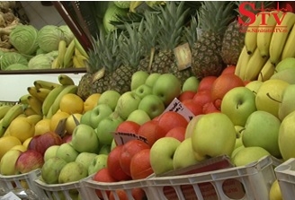 Raport: Pe mesele romanilor se pot afla legume sau fructe care contin pana la sapte tipuri de pesticide