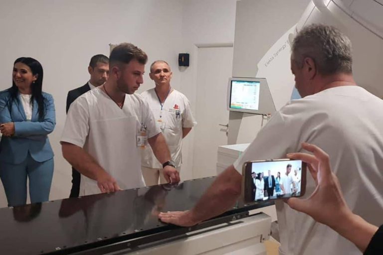 Peste 700 de pacienti pot primi tratament anual la noul centru de radioterapie din Baia Mare