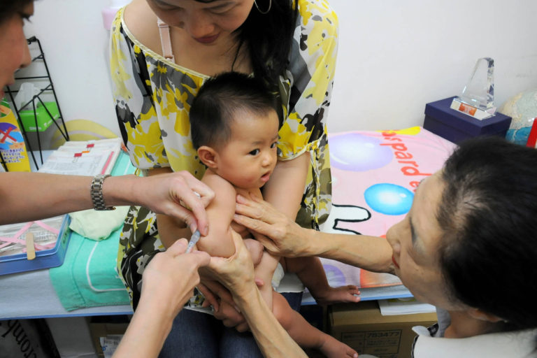 O grupare antivaccinista isi cere public iertare pentru declansarea unei epidemii de rujeola. In Japonia
