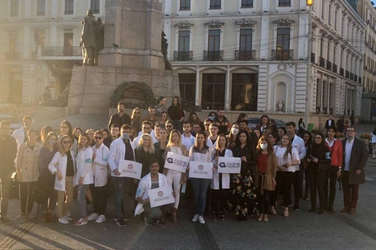 Proteste ale studentilor in medicina din cauza unei posibile noi amanari a examenului de rezidentiat, situatie ce poate deveni „o problema de sanatate publica”