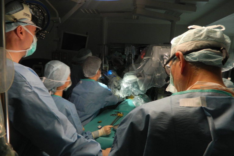Brasov: Operatii de transplant renal gratuite, prin tehnici robotice, la un spital privat
