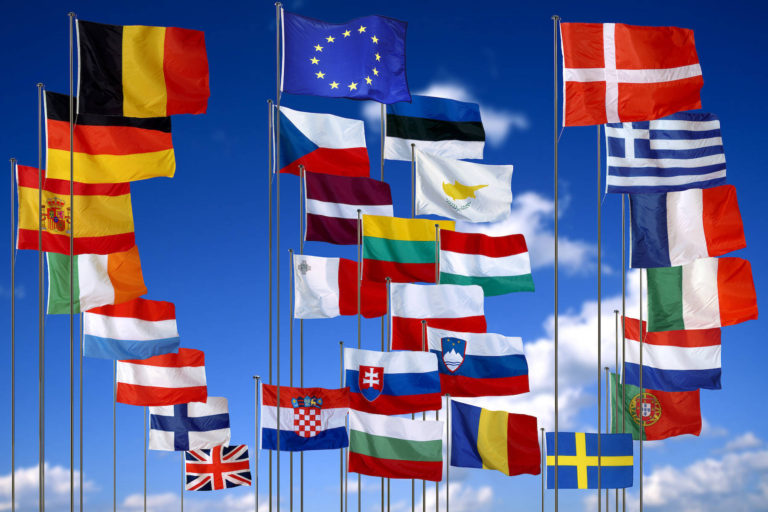 Sondaj: Mai puţin de 50% dintre europeni, ”mulţumiţi” de acţiunile UE împotriva pandemiei COVID-19