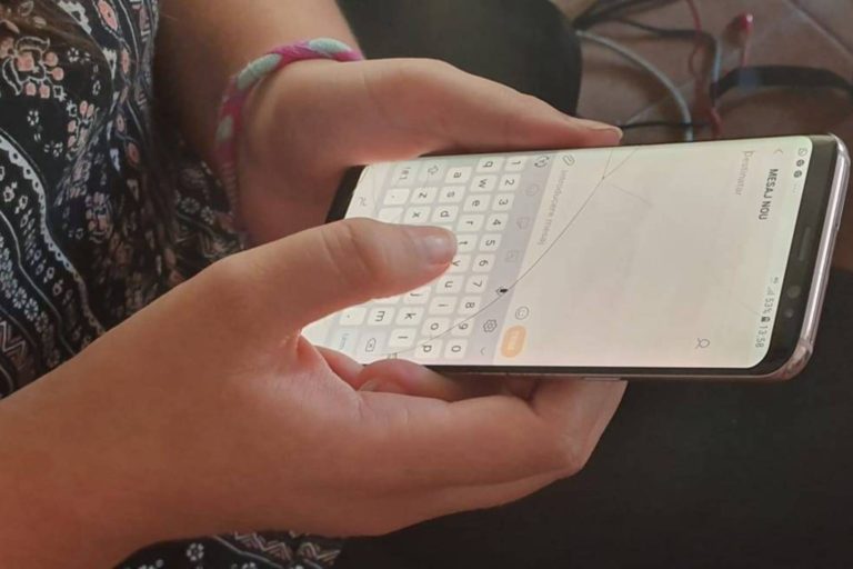 Timpul petrecut de adolescenti pe mobilsi online nu este atat de nociv, sugereaza un studiu