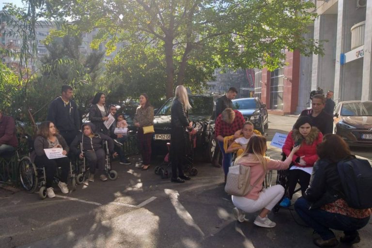 Protest al pacientilor cu amiotrofie spinala, care cer CNAS acces la tratament