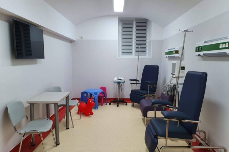 Ambulatoriu integrat sectiei de Boli Infectioase la Spitalul Judetean de Urgenta „Sf. Ioan cel Nou” Suceava; in medie, 430 de pacienti ingrijiti lunar