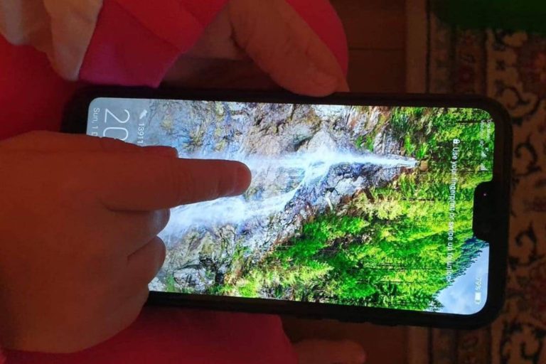 Aproape toti copiii de trei ani petrec mai mult timp in fata ecranelor decat recomanda OMS – studiu