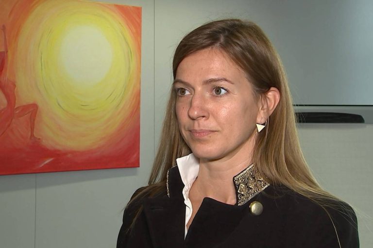 ȘTIRE IN EXCLUSIVITATE Interviu Anca Paduraru, purtator de cuvant pe probleme de Sanatate al Comisiei Europene: Se asteapta implementarea unui card electronic de vaccinaresi a unui depozit virtual de vaccinuri