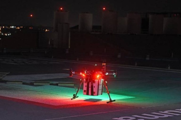 Un rinichi pentru transplant a fost transportat, pentru prima data, cu o drona