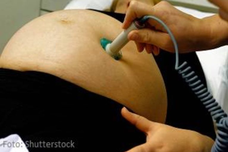 O gravidă în luna a șaptea, nevaccinată anti-COVID, a murit după ce s-a infectat cu SARS-CoV-2.