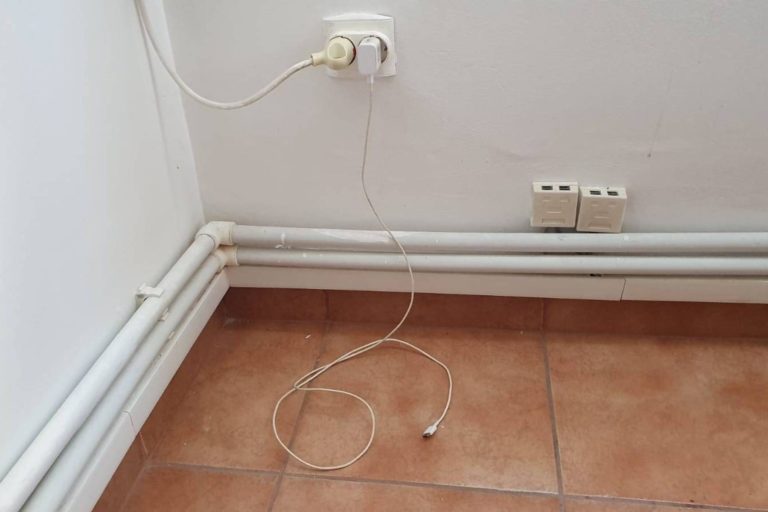 Incarcatoarele de telefon lasate in priza pot fi periculoase