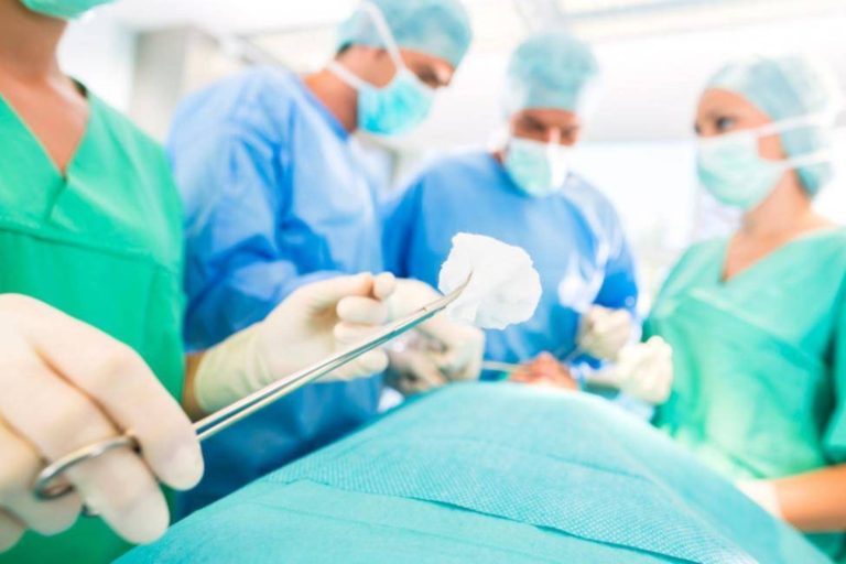 O treime din medicisi asistente, expusi la infectii la locul de munca