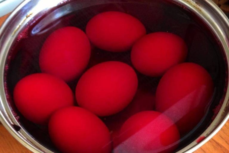 InfoCons: Numarul maxim de aditivi alimentari gasiti in vopseaua de oua in 2019, aproape dublu fata de 2015