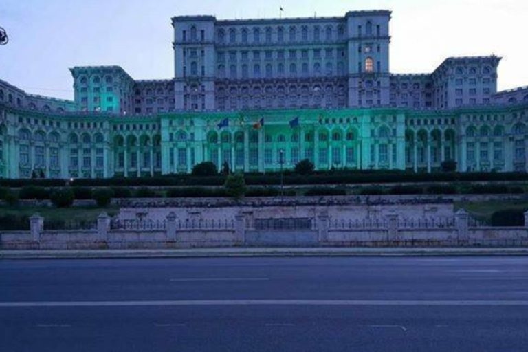 Ziua mondială de conștientizare a bolii Batten marcată prin iluminarea în turcoaz a Palatului Parlamentului