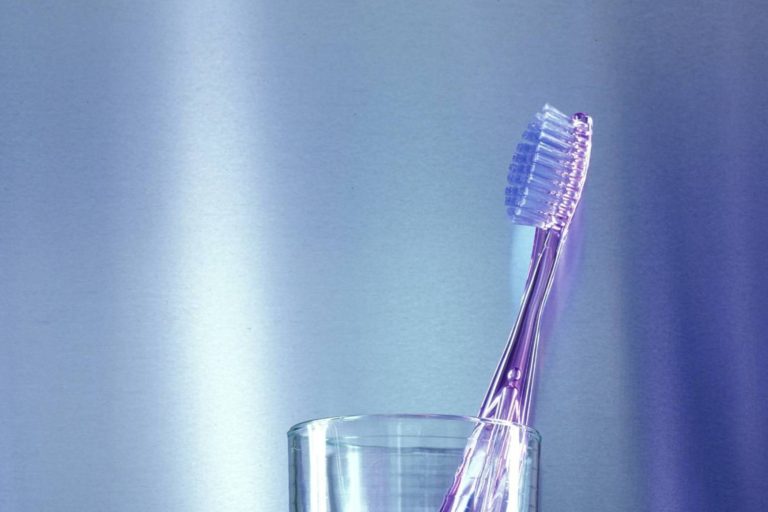 Spălatul pe dinți reduce riscul de atac vascular cerebral – studiu