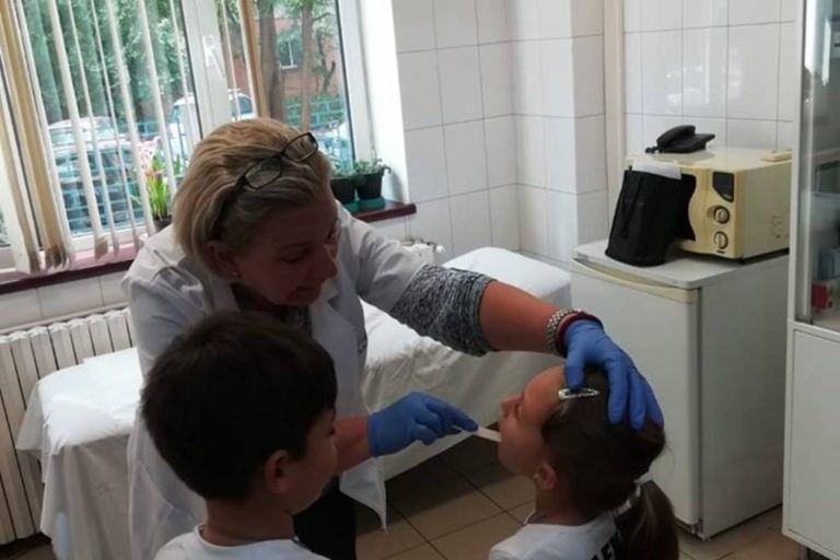 Controlul epidemiologic in gradinitelesiscolile din Bucuresti, incheiat mai devreme; cei mai multi copii depistati cu probleme in gat