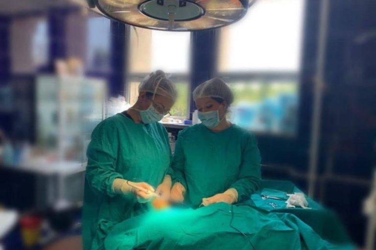 Rezectie a unei tumori gigante la nivelul fetei, la o pacienta de 95 de ani, la Spitalul Universitar de Urgenta Bucuresti