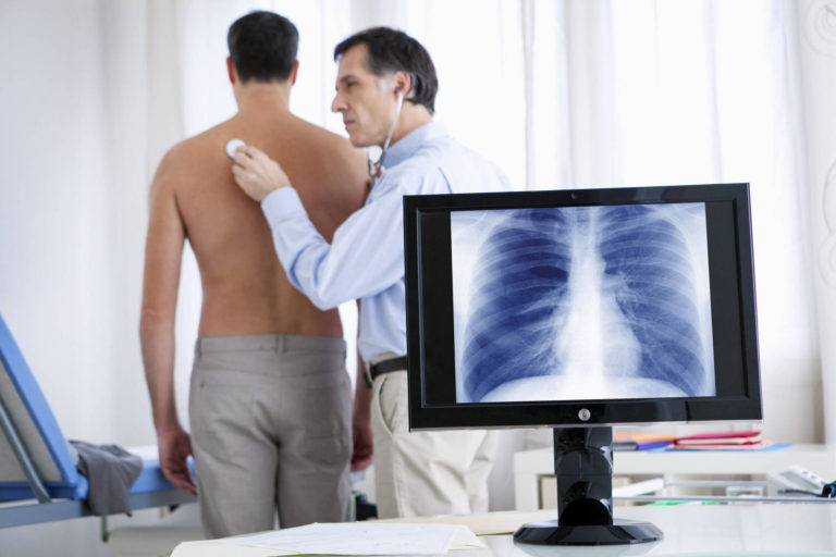 Angajatii expusi la agenti cancerigeni sau mutagenisi la pulberi minerale pneumoconiogene, protejati printr-o lege promulgata astazi