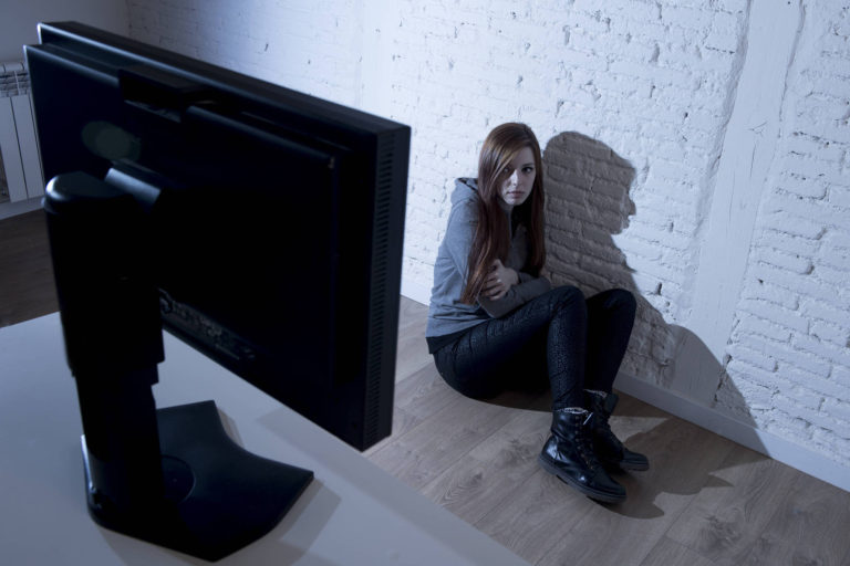 Retelele de socializare ii pot face pe adolescenti deprimatisi anxiosi
