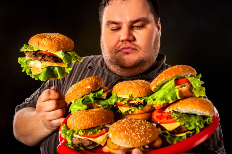 Alimentele ultraprocesate fac oamenii sa manance mai multe calorii – studiu