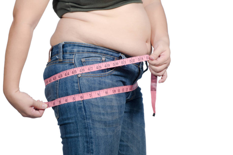 Dormitul cu televizorul pornit sau cu lumina aprinsa sunt legate de un risc crescut de obezitate
