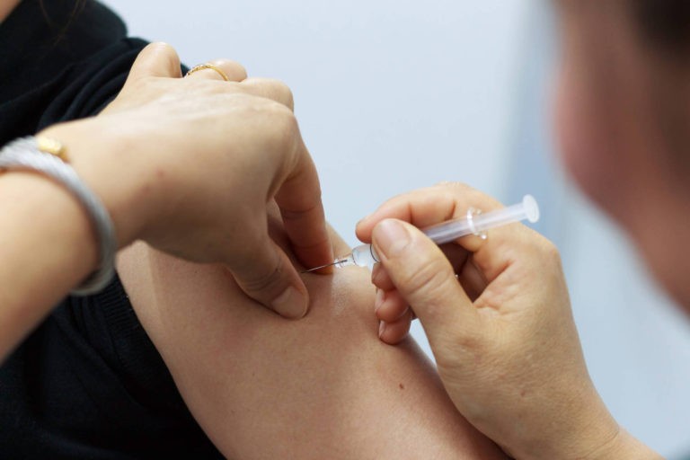 Ministerul Sanataţii confirma ca va incepe vaccinarea gratuita impotriva HPV in aceasta luna
