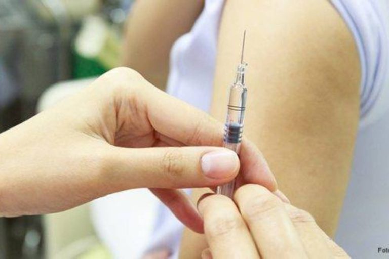 Vaccinul HPV reduce riscul de cancer de col invaziv, potrivit unui studiu