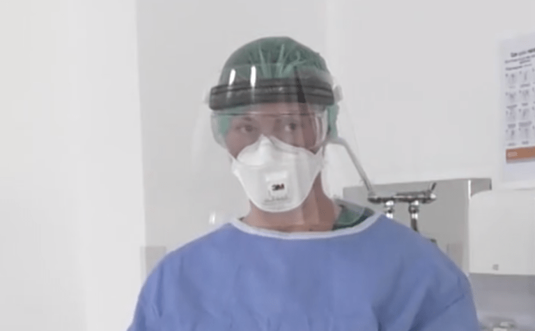 VIDEO Procedura echipare și dezechipare a EIP cu halat impermeabil de unică folosință