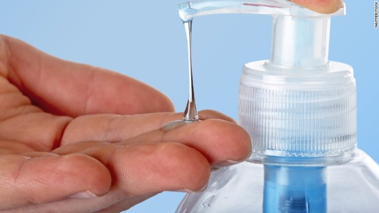 SUA: Autoritățile recomandă denaturarea gustului dezinfectanților pentru mâini