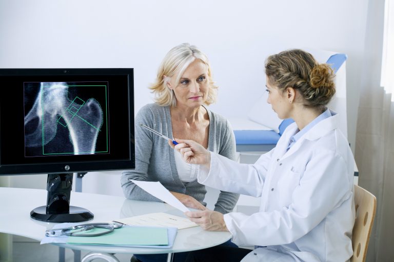 Ziua internaţională a osteoporozei: 200 de milioane de femei, afectate la nivel internațional