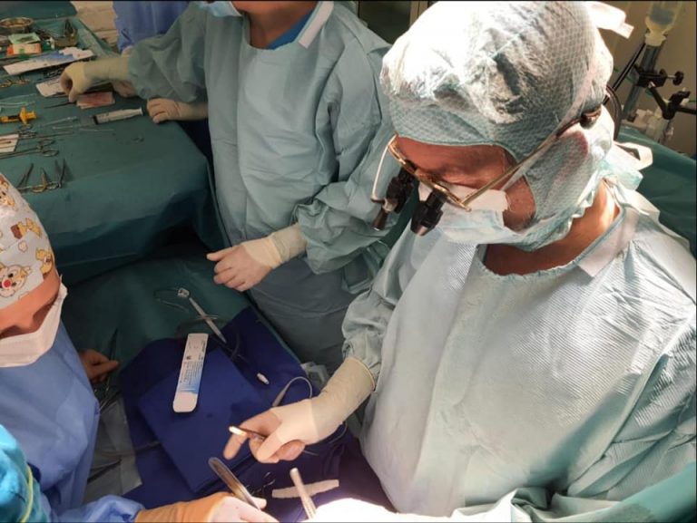 Un nou născut de șase zile, în stare gravă, operat la Târgu Mureș