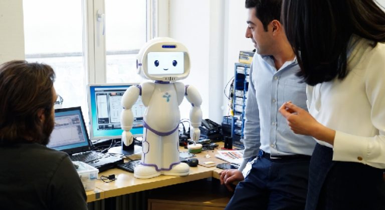 Copiii afectați de autism, ajutați de un robot umanoid