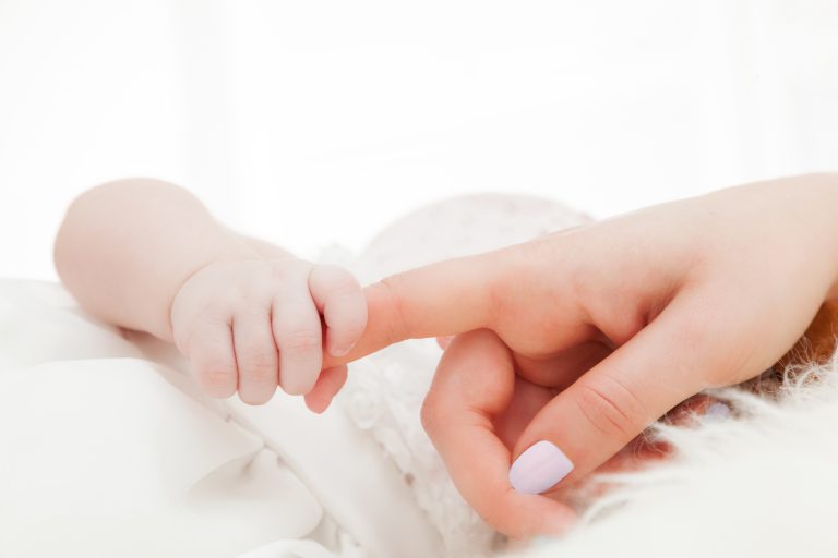 Salvați Copiii lansează „Cutia Bebelușului” – un ghid video esențial pentru mame și gravide