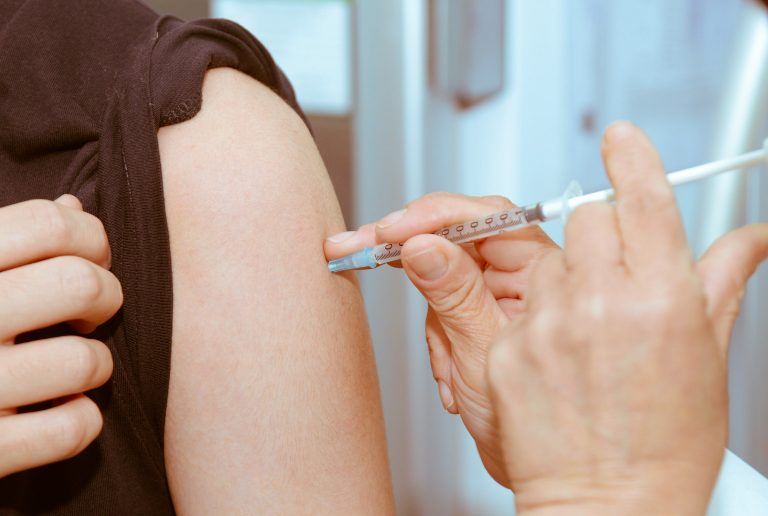 CDC: Reacţiile alergice grave la vaccinul anti-COVID-19 produs de Moderna sunt rare