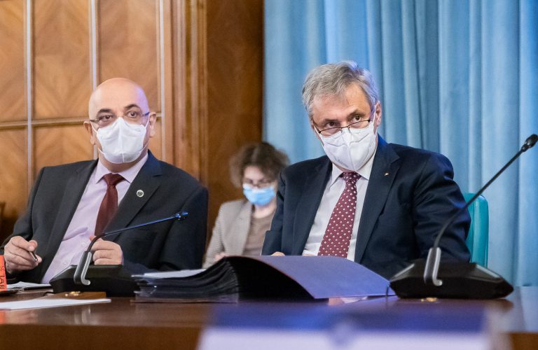 Un proiect de OUG privind tratarea persoanelor asimptomatice, prezentat în primă lectură în şedinţa de Guvern