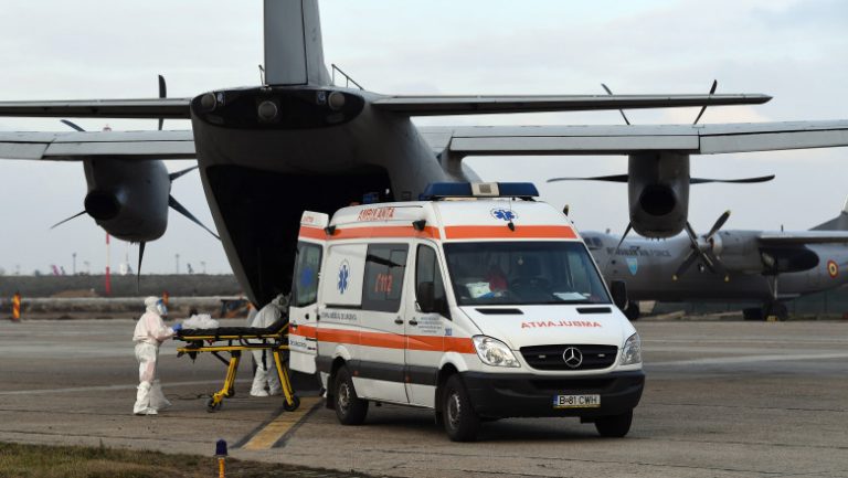 MApN: Cinci pacienţi cu COVID-19, transportaţi din Bucureşti la Târgu Mureş, cu o aeronavă militară