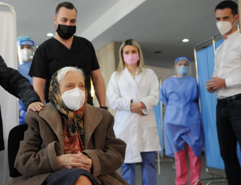 O femeie de 105 ani, cea mai vârstnică persoană din Capitală vaccinată antiCOVID: E singura soluție să scăpăm