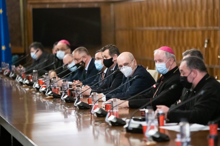 Cîţu: Regulile de înmormântare a decedaţilor de COVID vor fi modificate