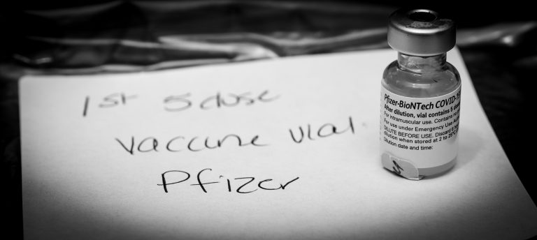 Primul flacon de vaccin anti-COVID utilizat în SUA, expus la Muzeul Național de Istorie Americană