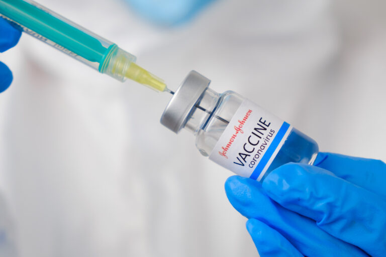 Aproape 62.000 de doze de vaccin Janssen ajung joi în România. Unde vor fi distribuite