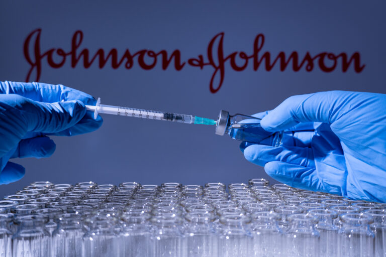 Johnson&Johnson ar putea să nu-și îndeplinească targetul la livrările de vaccin anti-COVID-19 în UE