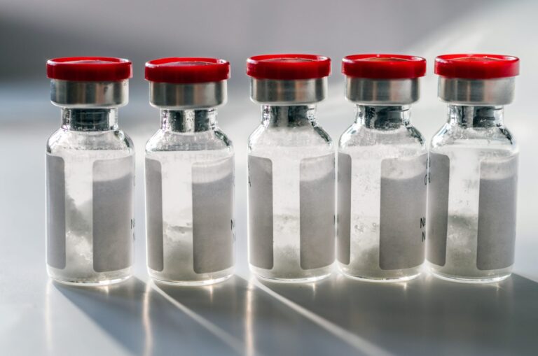 Studiu despre combinarea vaccinurilor anti-COVID: Creşte frecvenţa simptomelor uşoare până la moderate