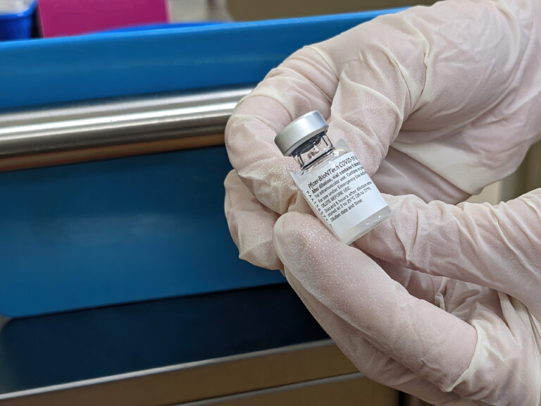 Vaccinul împotriva COVID-19 produs de Pfizer-BioNTech, autorizat complet , în Statele Unite