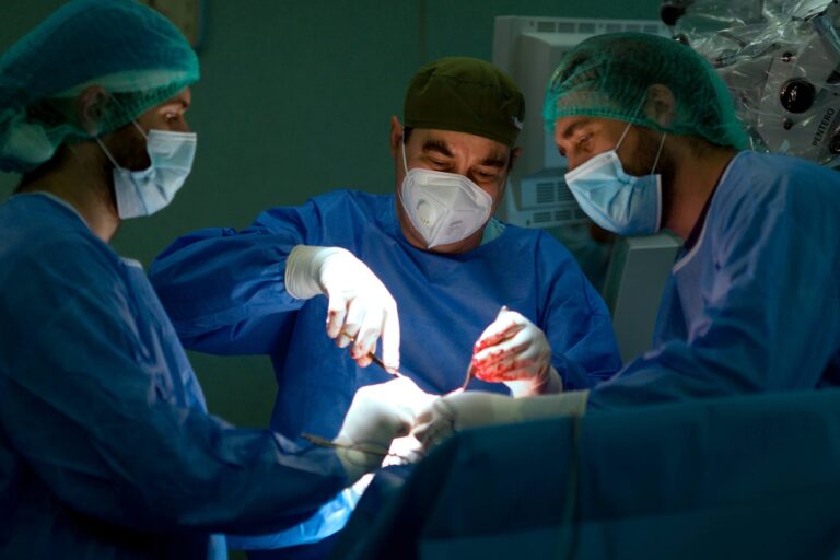 Medici de la SCJU Iași au operat o femeie de 67 de ani cu tumoră cerebrală de cinci centrimetri