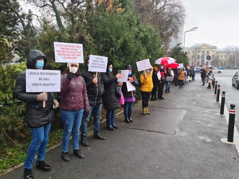Zeci de membri ai Federaţiei Sanitas au protestat în fața Guvernului