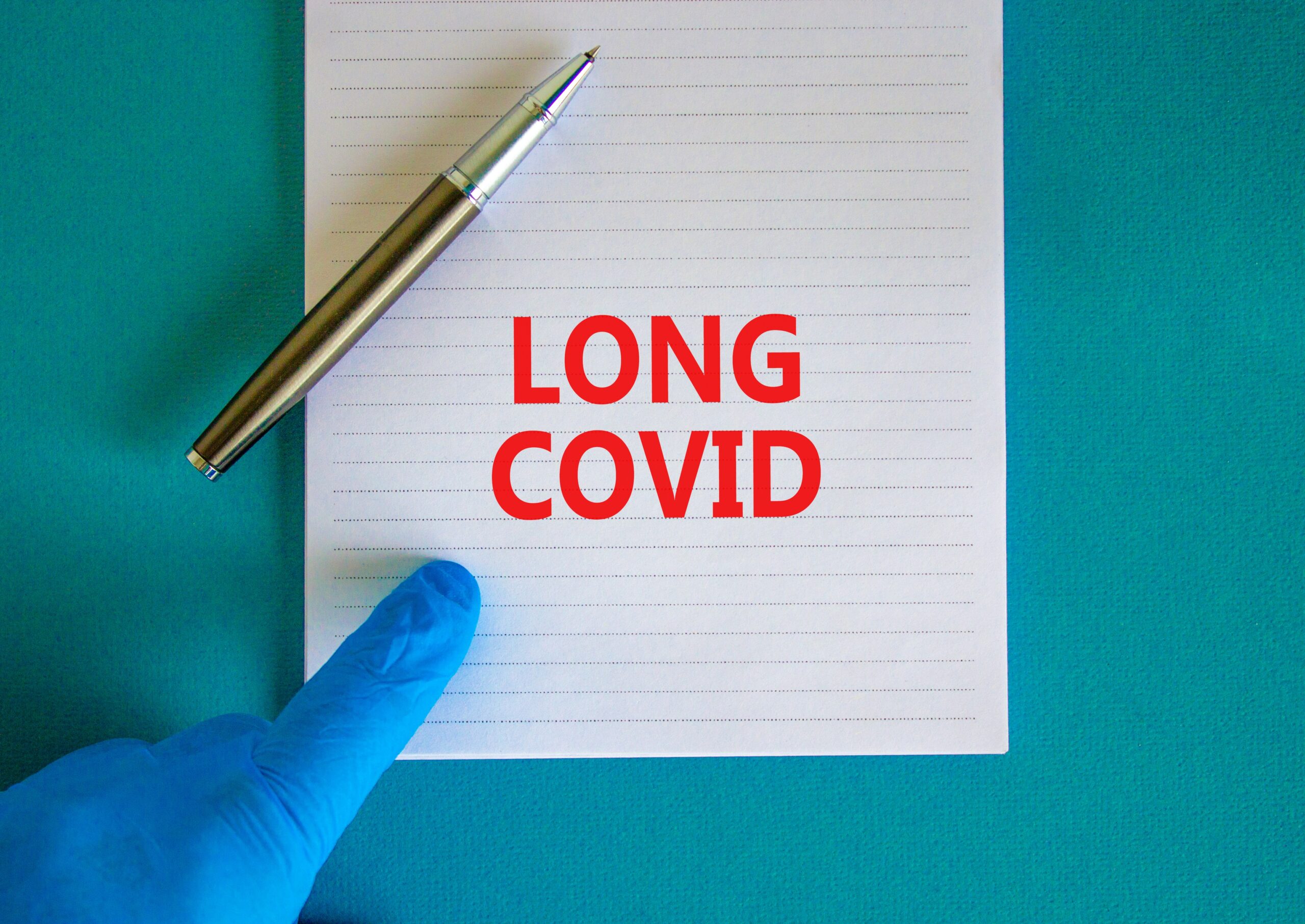 Posibile explicaţii pentru COVID-19 de lungă durată, furnizate de două studii