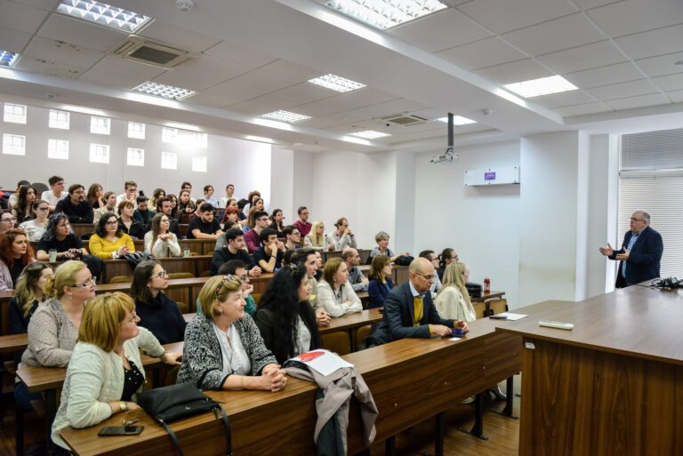 Cadrele didactice din Timișoara, invitate la cursuri de prim-ajutor pentru le putea preda ulterior la clase