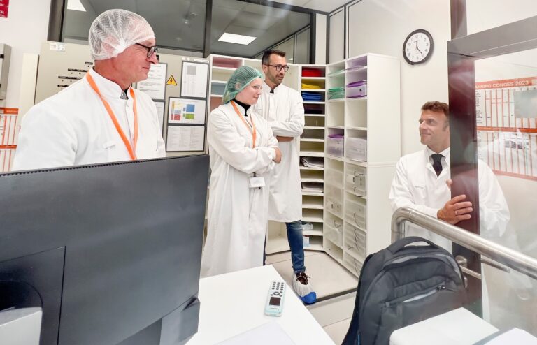 Macron nu mai vrea importuri: Pentru 25 medicamente, producţia va fi mutată în Franţa sau crescută semnificativ încă din următoarele săptămâni