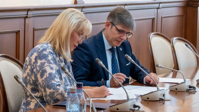 UMF „Iuliu Haţieganu” din Cluj-Napoca şi Universitatea „Lucian Blaga” din Sibiu, parteneriat pentru realizarea de proiecte comune cu relevanţă academică