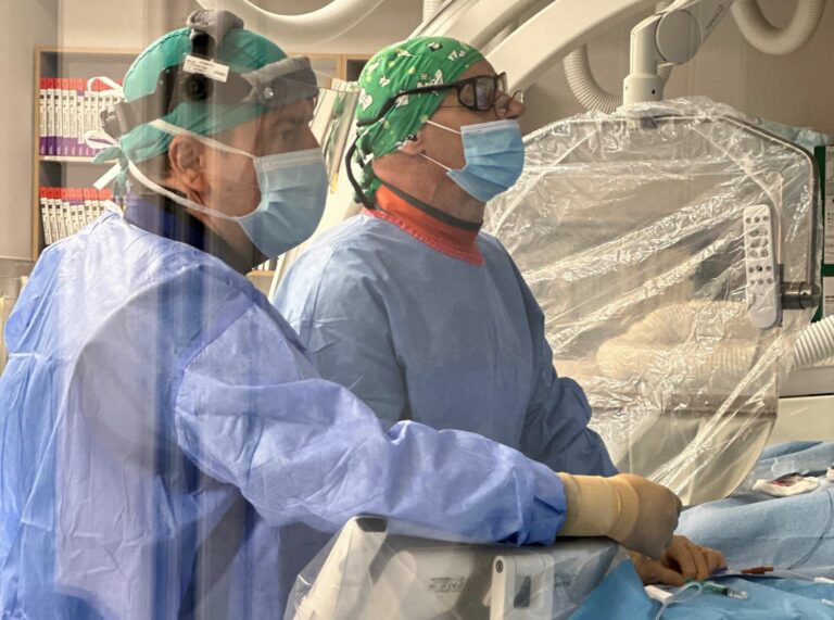 SCJU Târgu Mureş: O echipă multidisciplinară a realizat o operație complexă pentru salvarea unui bebeluș de doar zece zile